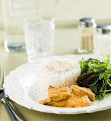 Bifes com molho de amendoim e arroz basmati