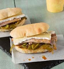 Molletes de solomillo ibérico, queso camembert y pimientos