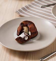 Volcán de chocolate relleno de chocolate blanco