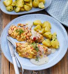 Schnitzel mit Gemüsekruste und Kartoffeln