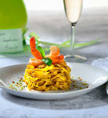 Tagliolini allo zafferano con mazzancolle e pistacchi