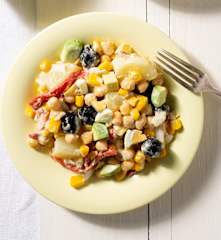 Ensaladilla de garbanzos y aguacate