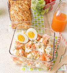 Ensaladilla de salmón, huevo duro y hojaldre de pera con chocolate