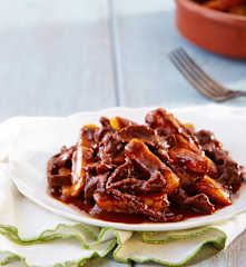 Bisteces con papas en pasilla