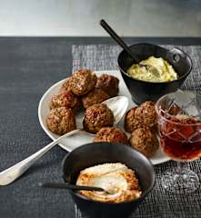 Frikadellen aus dem Ofen mit zweierlei Pesto-Quark