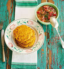 Panquecas de cenoura com salada de tomate