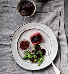 Medallones de merluza con remolacha y ensalada de rúcula