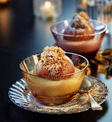 Bratäpfel mit Marzipan-Nussfülle und Vanillesauce