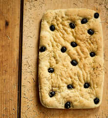 Focaccia com azeitona e alecrim