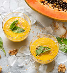 Sopa fría rápida de yogur griego y papaya con amaranto y semillas de lino