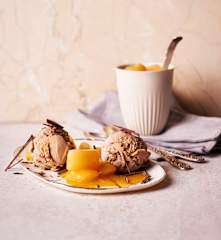 Nougateis mit Quittenkompott