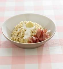 Grano con crema di cavolfiore e prosciutto