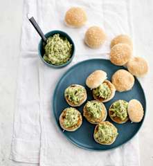 Hambúrgueres de salmão no pão com guacamole