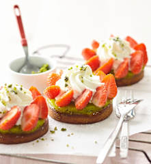 Sablé aux amandes, duo fraise-kiwi et chantilly