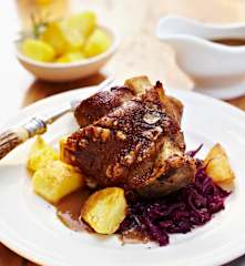 Schweinehaxen mit Kartoffeln und Malzsauce