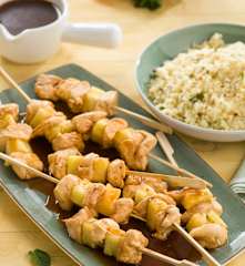 Brochetas de pollo y piña con cuscús