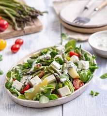 Sałatka z młodymi ziemniakami, szparagami i fetą