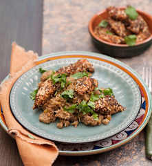 Kurczak w za'atarze z zieloną soczewicą i ryżem