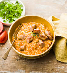 Riz à la tomate et aux saucisses