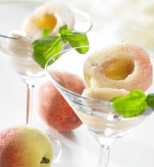 Pêssegos com manjericão