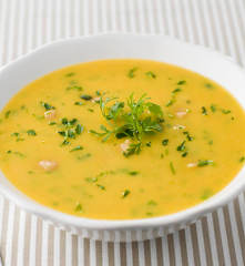 Sopa de grão e coentros