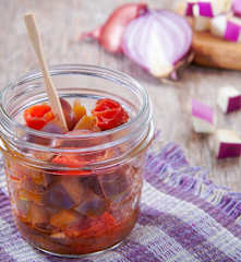 Contorno di melanzane, cipolle e pomodori