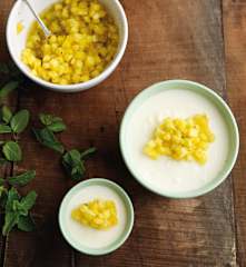 Mousse com ananás e hortelã