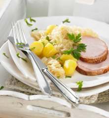 Kasseler mit Sauerkraut und Kartoffeln in Senf-Wein-Sauce