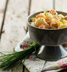 Salada de batata e camarão com molho cocktail