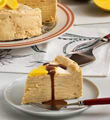 Pastel de crêpes con mousse de mango