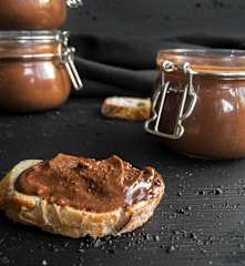 İki Malzemeli Çikolatalı Fındık Ezmesi