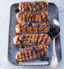 Eclairs mit Blaubeerfüllung