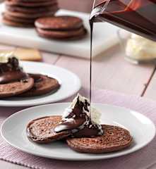 Tortitas americanas de chocolate con salsa y nata montada