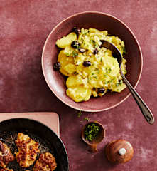 Kartoffelsalat mit Oliven und Salsiccia-Frikadellen
