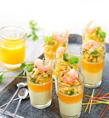 Exotische Pannacotta mit Garnelen