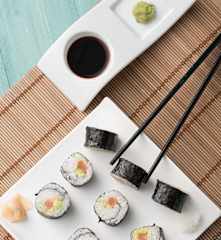 Maki sushi de aguacate y salmón (Japón)