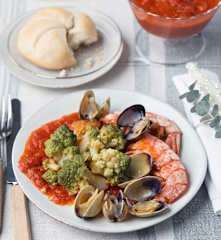 Romanescu, gambones y almejas con salsa