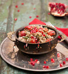 Sałatka tabbouleh z granatem i orzechami