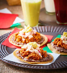 Panucho de cochinita pibil