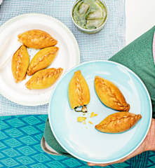 Empanadas au poulet, épinards et raisins secs