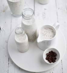 Pitny jogurt stracciatella w naczyniu miksującym