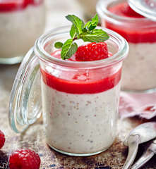 Mandelcreme mit Himbeerspiegel