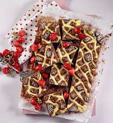 Topfengitterkuchen mit Kirschen