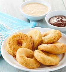 Buñuelos de manzana con salsa de caramelo