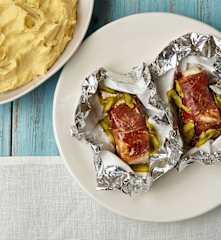 Papelotes de garoupa, presunto e espargos com puré de batata-doce