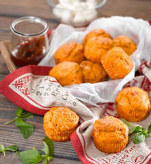 Rajčatové muffiny se sýrem mozzarella