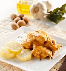 Conejo con salsa de almendras y patatas al vapor