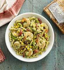 Salată de paste și crevete cu pesto de coriandru