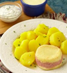 Smažený sýr bez smažení s bramborami