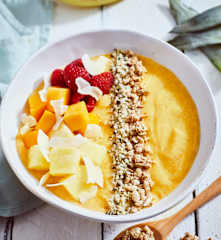Tropical Smoothie Bowl mit Himbeeren und Hanfsamen